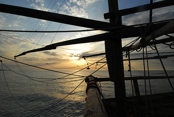 trabucco no pôr-do-sol na região de puglia, itália - trebuchet - fotografias e filmes do acervo