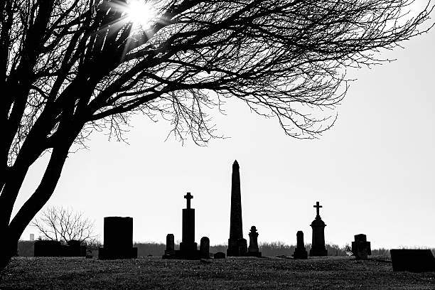 ブラックとホワイトの shillouette 国の墓地 - celtic cross 写真 ストックフォトと画像