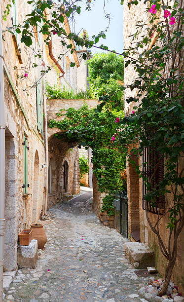 magnifique vieille ville de provence - travel nature rural scene outdoors photos et images de collection