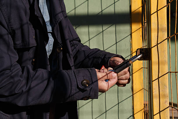 남자 문열기 자물쇠 - lock padlock steel closing 뉴스 사진 이미지