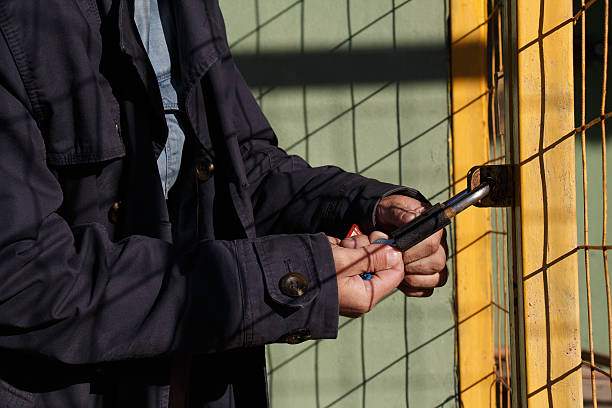 homem abrindo cadeado - lock padlock steel closing - fotografias e filmes do acervo