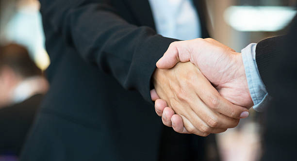 stretta di mano - handshake human hand business relationship business foto e immagini stock