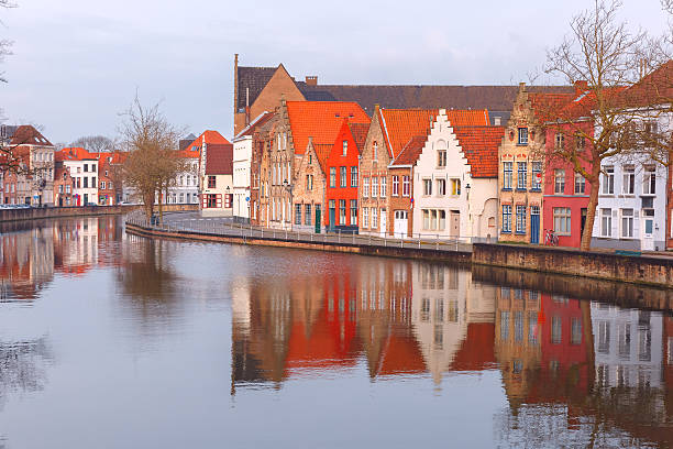 vista sulla città di bruges canale con splendide case - bruges cityscape europe autumn foto e immagini stock