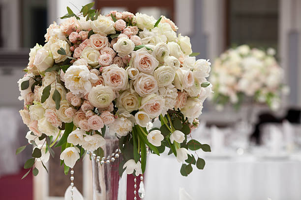 bellissimi fiori sul tavolo di nozze giorno. sfondo vacanza di lusso. - wedding centerpiece foto e immagini stock