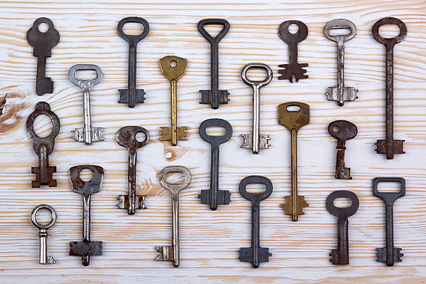 istock Old keys on wooden background 513554514