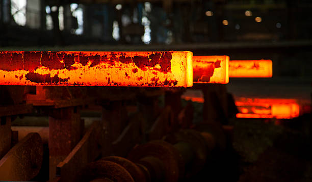 горячий стальной плиты - hot metal стоковые фото и изображения