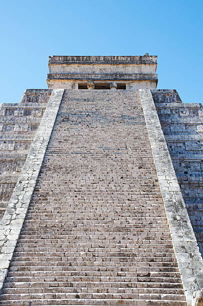 simétrico chichen itza passos com céu azul - chichen itza mayan mexico steps - fotografias e filmes do acervo