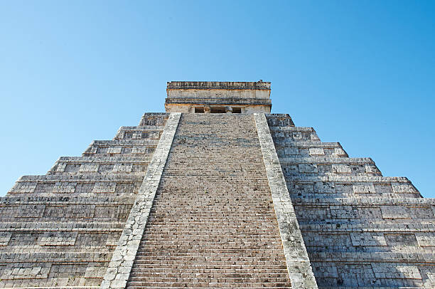 chichen itza passos com céu azul anúncio espaço para texto - chichen itza mayan mexico steps - fotografias e filmes do acervo