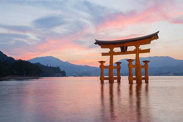 厳島神社での日本の宮島 - 神社 ストックフォトと画像