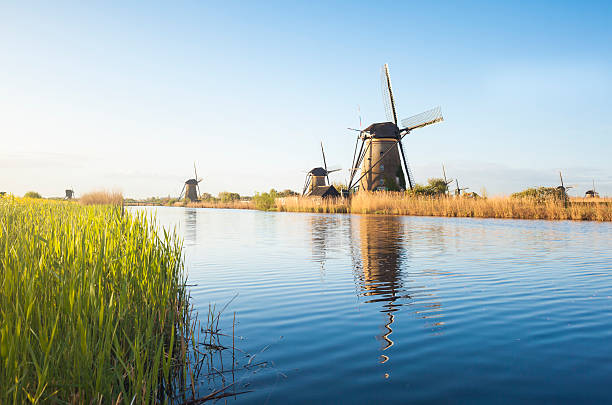 голландский мельницами в kinderdijk (нидерланды) - polder windmill space landscape стоковые фото и изображения