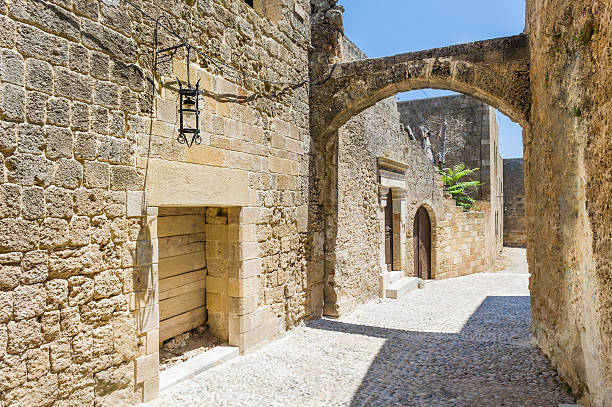 die engen straßen der altstadt von rhodos - maze old obsolete ancient stock-fotos und bilder