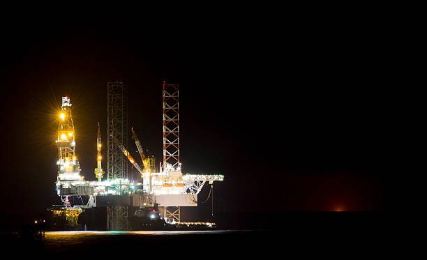нефть-платформе - industry dusk night sustainable resources стоковые фото �и изображения