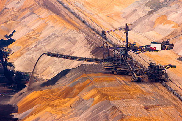 Backloader in quarry A conveyor belt and a very large backloader in a lignite (browncoal) mine, Germany mining conveyor belt stock pictures, royalty-free photos & images