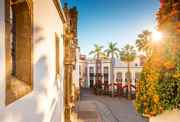 praça central na cidade velha de santa cruz de la palmacity em tenerife spain - tenerife spain santa cruz de tenerife canary islands imagens e fotografias de stock