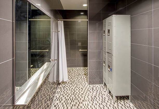 vestiário com chuveiros - locker room locker shower nobody - fotografias e filmes do acervo