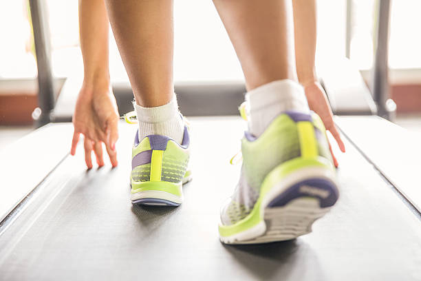 istock Young woman in running start position 513589438