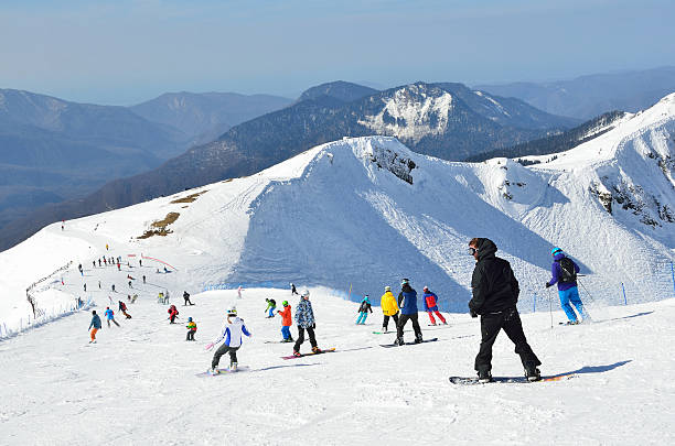 sochi, persone lo snowboard sulla resort sciistico di rosa khutor - snowbord foto e immagini stock