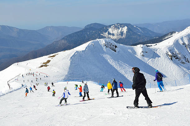 sochi, pessoas snowboard na estância de esqui rosa khutor - snowbord imagens e fotografias de stock