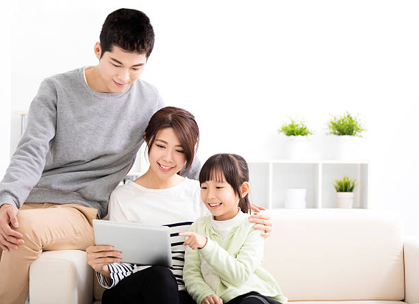 szczęśliwy, atrakcyjne młode rodziny oglądanie tabletu - father digital tablet asian ethnicity daughter zdjęcia i obrazy z banku zdjęć