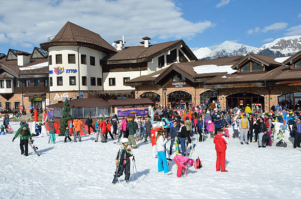 soczi, ludzie odprężają się na kurort narciarski rosa chutor - snowbord zdjęcia i obrazy z banku zdjęć