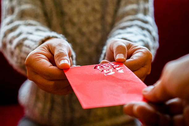 il rosso busta di soldi in vacanza - hongbao foto e immagini stock