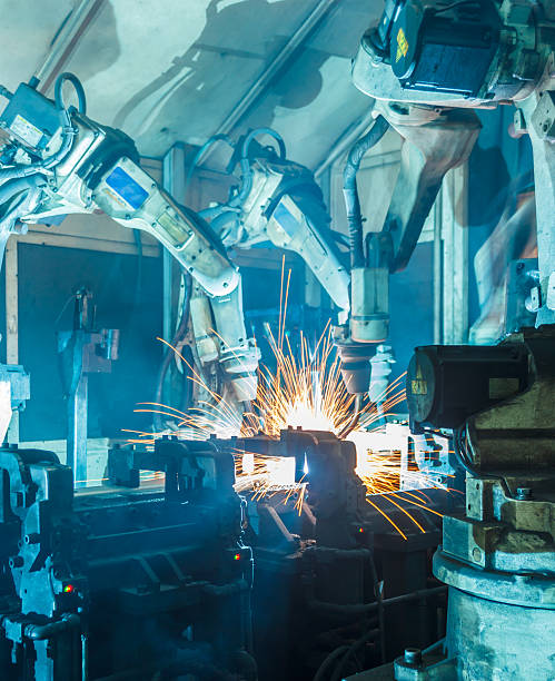 des robots soudure - manufacturing industry welding engineering photos et images de collection