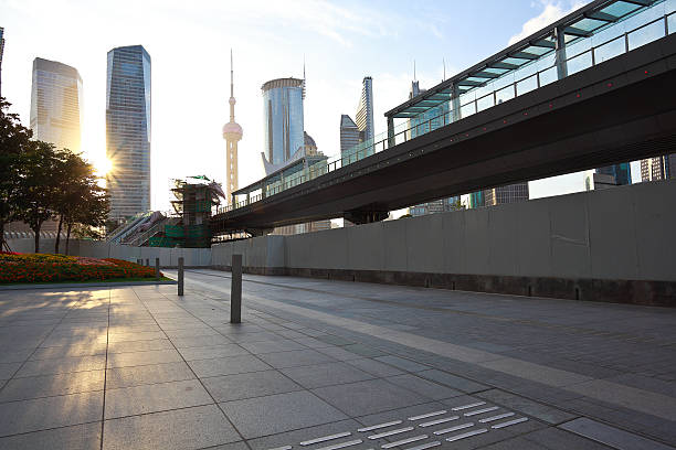 retroiluminación en vacía carretera de mármol y con vista a la ciudad y del puente - sparse shanghai light corridor fotografías e imágenes de stock