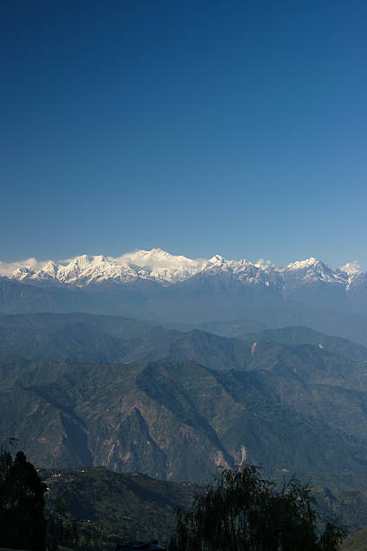 Kanchenjunga ピークのヒマラヤ山々からダージリン–垂直 ストックフォト