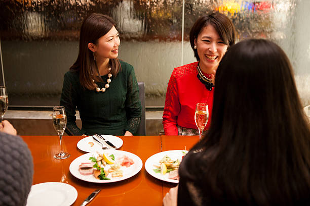 istock People who are happily chatting in the restaurant 513602390
