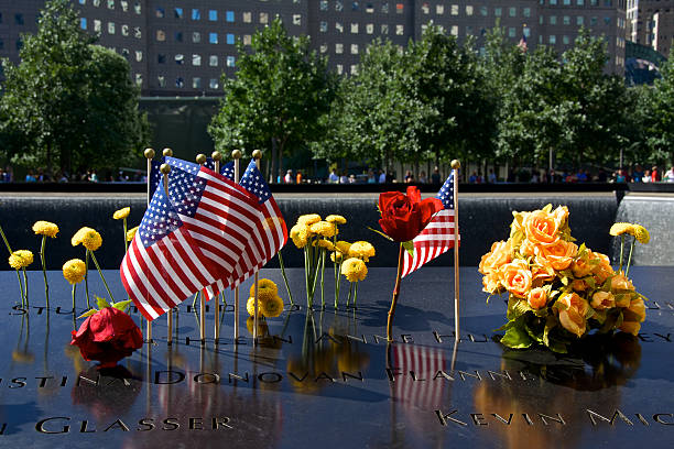 bandeiras da américa, flores, setembro 11th memorial, world trade center, em nova iorque - editorial in a row national landmark famous place imagens e fotografias de stock