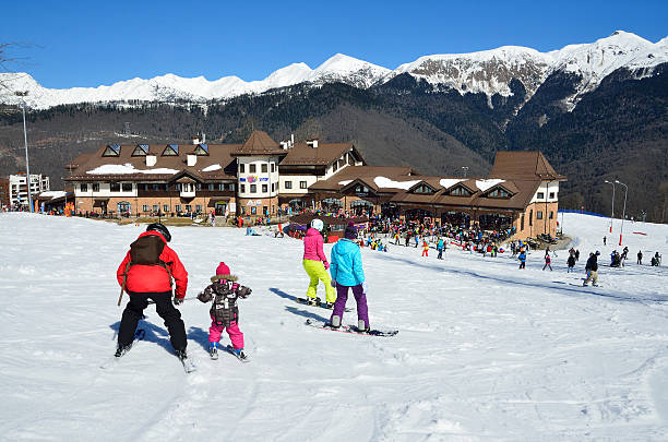 sochi, russia peole sci e snowboard di rosa khutor - snowbord foto e immagini stock