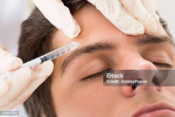 Hombre Tener Tratamiento De Botox Foto de stock y más banco de imágenes de Inyección de toxina botulínica - Inyección de toxina botulínica, Hombres, Inyección médica