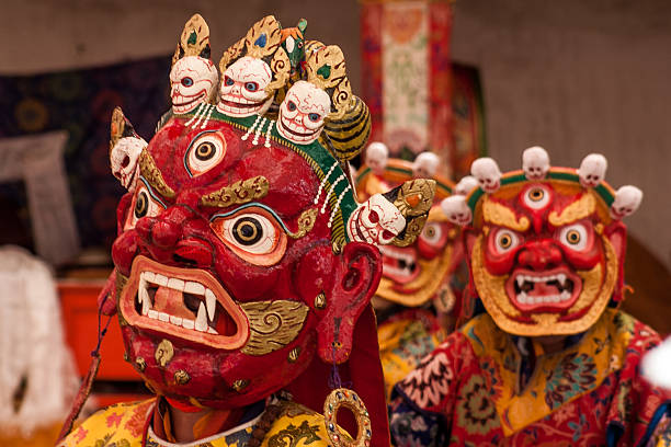 maske festival in ladakh distrikt - cham mask stock-fotos und bilder