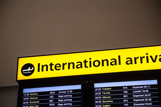 internationale ankünfte anmelden flughafen - heathrow airport stock-fotos und bilder
