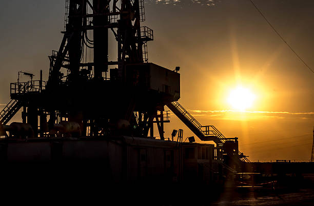 istock oil rig shilouette 513633402