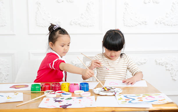istock Painting little girl 513633433