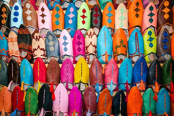 bunte marokkanische hausschuhe, marrakesch - craft market morocco shoe stock-fotos und bilder