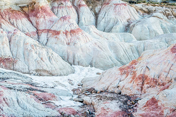 erosione formazioni in vernice miniera - outcrop foto e immagini stock