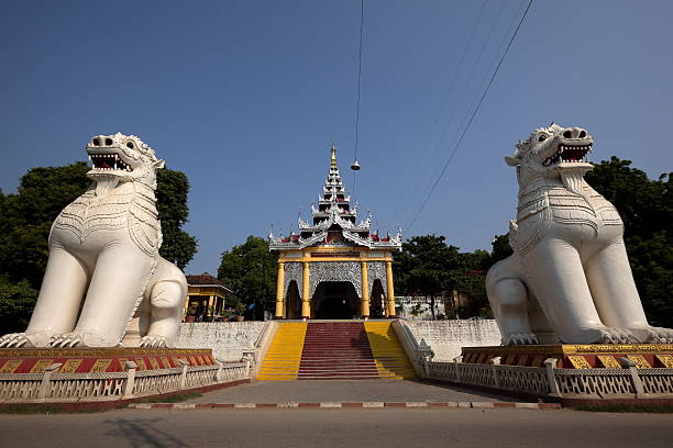 patillas en myanmar budista - burmese culture myanmar gold lion fotografías e imágenes de stock