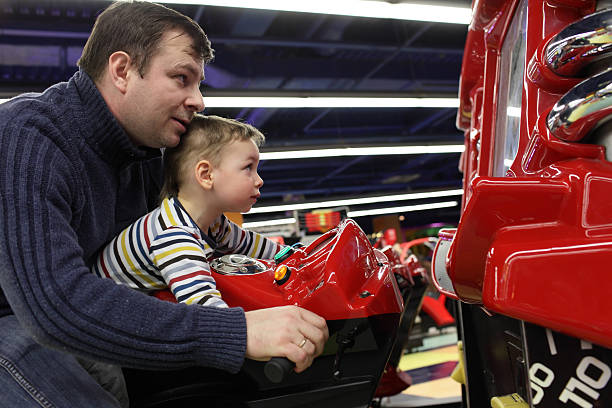 rodzina jazdy motocykl zabawka - amusement arcade machine toy leisure games zdjęcia i obrazy z banku zdjęć