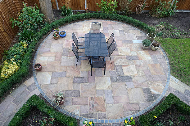 patio con jardín - paving stone fotos fotografías e imágenes de stock