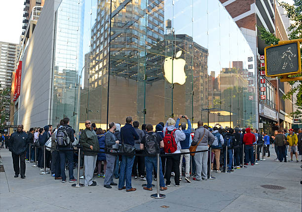 clienti in linea al di fuori dell'apple store a new york - steve jobs foto e immagini stock