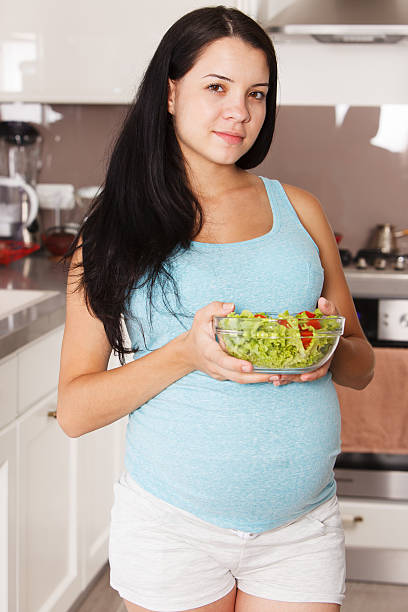 妊娠中の女性、サラダ - teenage pregnancy human pregnancy abdomen women ストックフォトと画像