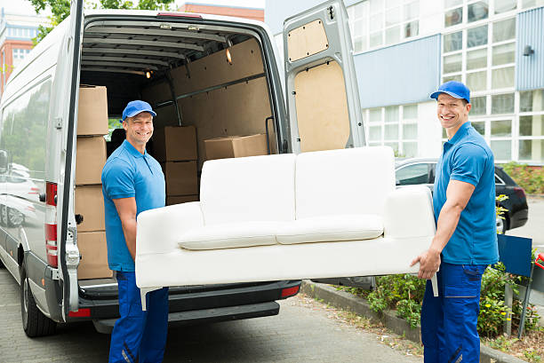 lavoratori mettere mobili e scatole in camion - delivery van truck delivering moving van foto e immagini stock