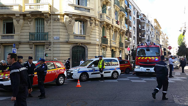policía francesa coches y camiones bomberos - dacia fotografías e imágenes de stock