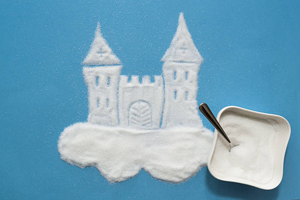 castelo de açúcar granulado no fundo azul - porzelan - fotografias e filmes do acervo