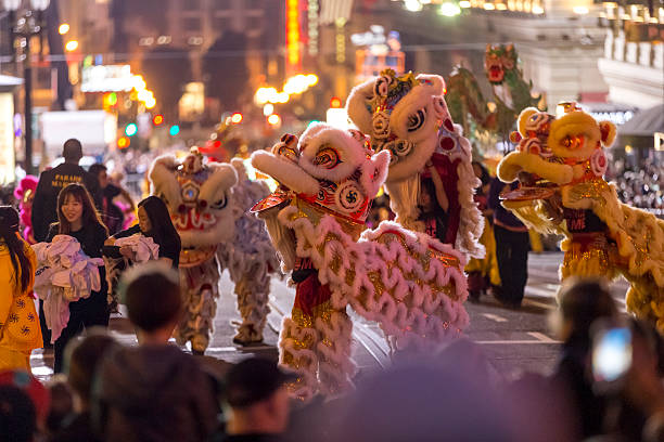 сан-франциско на китайский новый год парад в китайский квартал - chinatown san francisco chinatown san francisco county cityscape стоковые фото и изображения