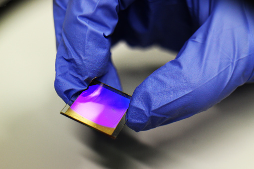 gold chip for novel biomedical and technological applications with a polymer grating that refracts strongly the light giving a vibrant violet blue color