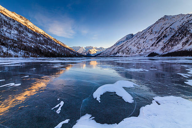 живописный зимний пейзаж с горами и прозрачными озеро. - winter stream river snowing стоковые фото и изображения