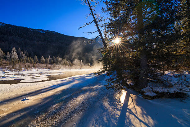 красивый зимний горный пейзаж с реки в замороженном виде. - winter stream river snowing стоковые фото и изображения